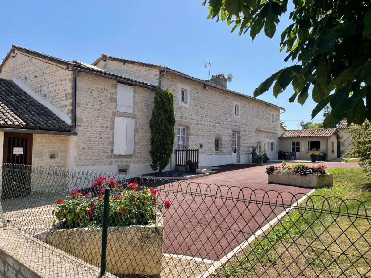 Chambres D'Hotes Du Puy D'Anche Sauze-Vaussais Luaran gambar